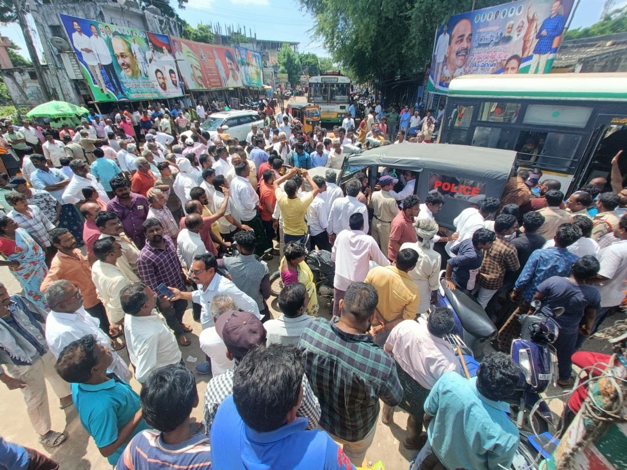 పర్చూరు బొమ్మల సెంటర్‌లో నిరసన తెలుపుతున్న నాయకులు