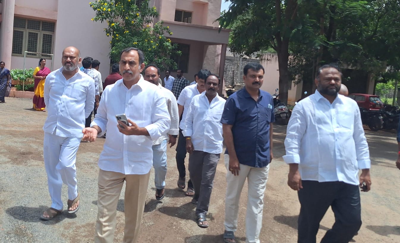 చల్లా బాబును పరామర్శించిన 'వాసు'