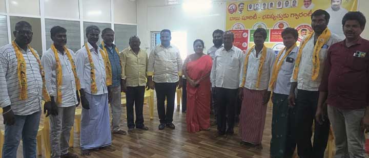 టిడిపిలో ఎనిమిది కుటుంబాలు చేరిక