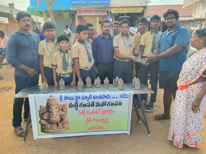 మట్టి వినాయక విగ్రహాలు పంపిణీ