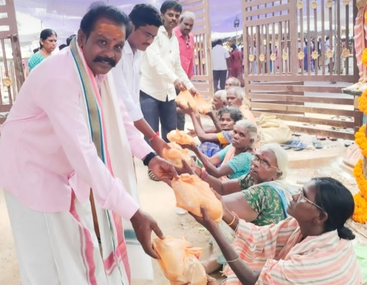 పేదలకు ఆహార పొట్లాలు పంపిణీ