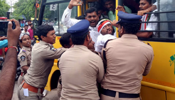 మెమొరాండం ఇవ్వడానికి వచ్చిన తమపై పోలీసు ఆంక్షలు ఏంటి ? : గిడుగు రుద్రరాజు