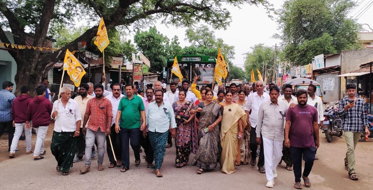 పర్చూరులో నిరసన తెలుపుతున్న తెదేపా కార్యకర్తలు