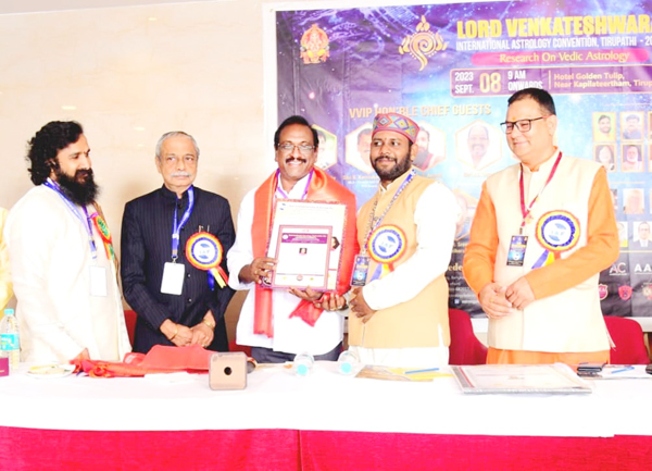 తిరుపతిలో అవార్డు అందుకుంటున్న ఖాసిం సాహెబ్‌