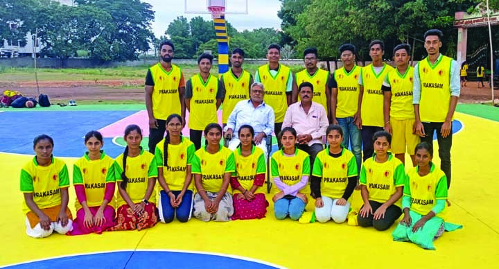 క్రీడాకారులకు దుప్తులు పంపిణి