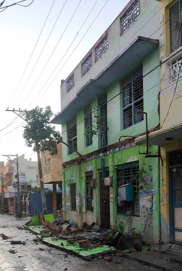 జోరు వర్షం.. కూలిన స్లాబులు