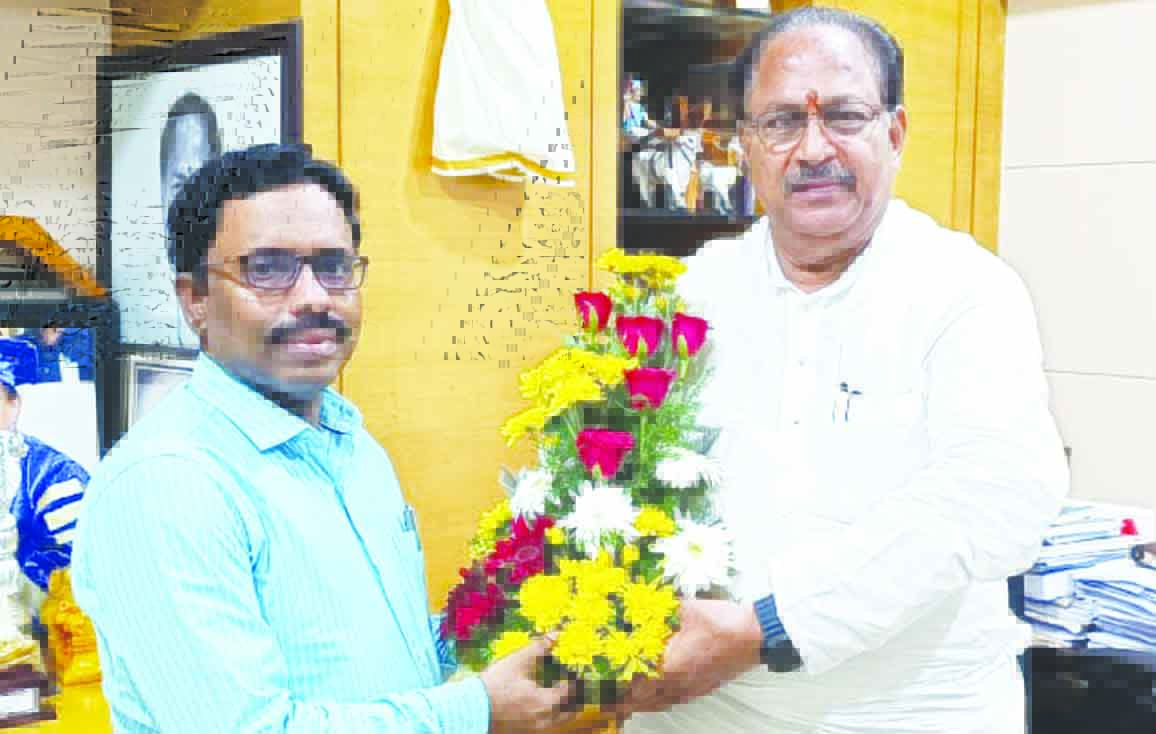మంత్రి కొట్టును కలిసిన ఆదికవి నన్నయ క్యాంపస్‌ ప్రిన్సిపల్‌ అశోక్‌
