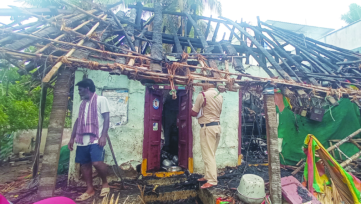 షార్ట్‌ సర్క్యూట్‌తో తాటాకిల్లు దగ్ధం