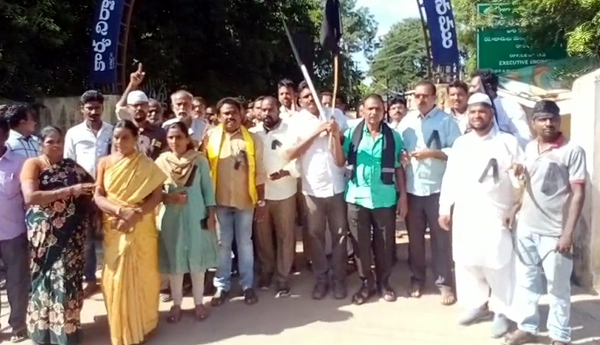 చంద్రబాబు అరెస్టుకు నిరసనగా టిడిపి నాయకుల నిరసన ర్యాలీ