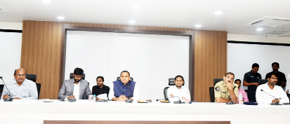 శాంతి కమిటీ సమావేశంలో మాట్లాడుతున్న కలెక్టర్‌ 