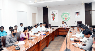 సమావేశంలో మాట్లాడుతున్న కలెక్టర్‌ గిరీష
