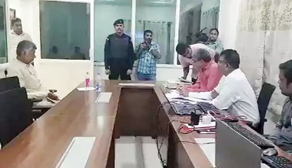 CID team interrogating Chandrababu in Rajahmundry Central Jail