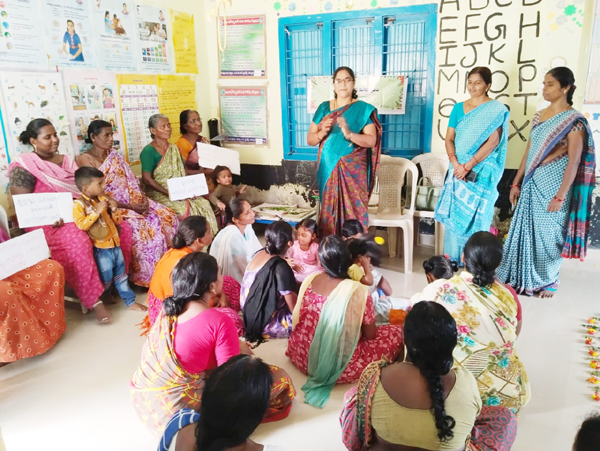 భీమవరంలో జరిగిన పౌష్టికాహారోత్సవాల్లో మాట్లాడుతున్న సూపర్‌వైజర్‌ వాణి