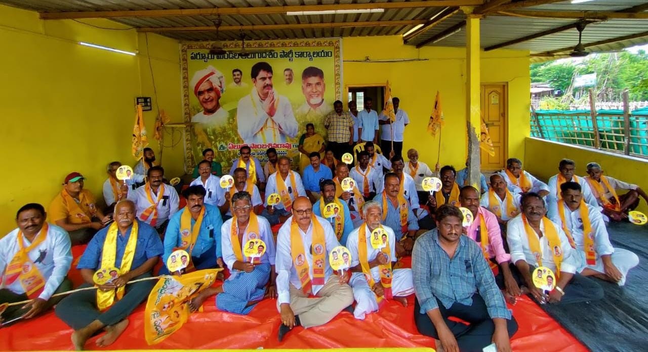 పర్చూరులో నిరసన రిలే దీక్షలు చేస్తున్న నాయకులు