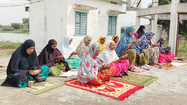 పర్చూరులో ప్రార్ధనలు చేస్తున్న మహిళలు