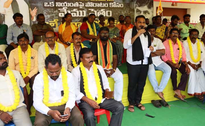 కొనసాగుతున్న టిడిపి దీక్షలు