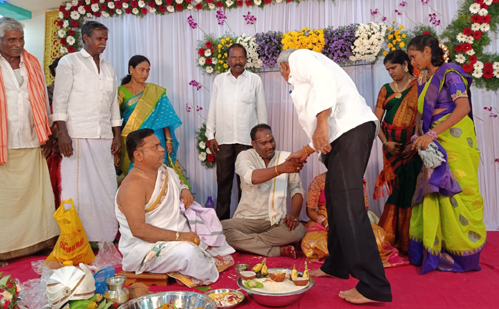 వధూవరులకు ఎంఎల్‌ఎ ఆశీర్వాదం