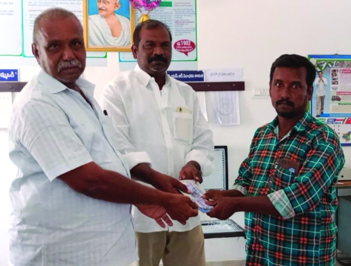 పింఛన్లు పంపిణీ