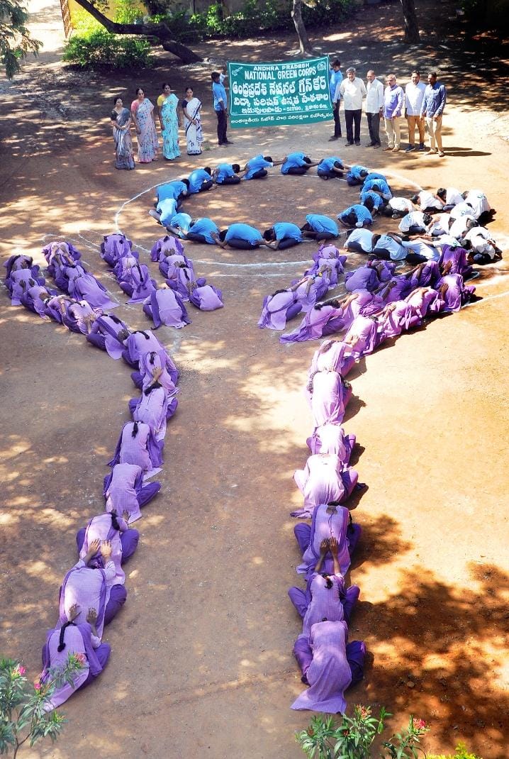 ఇడుపులపాడులో వినూత్నప్రదర్శనలో విద్యార్ధులు