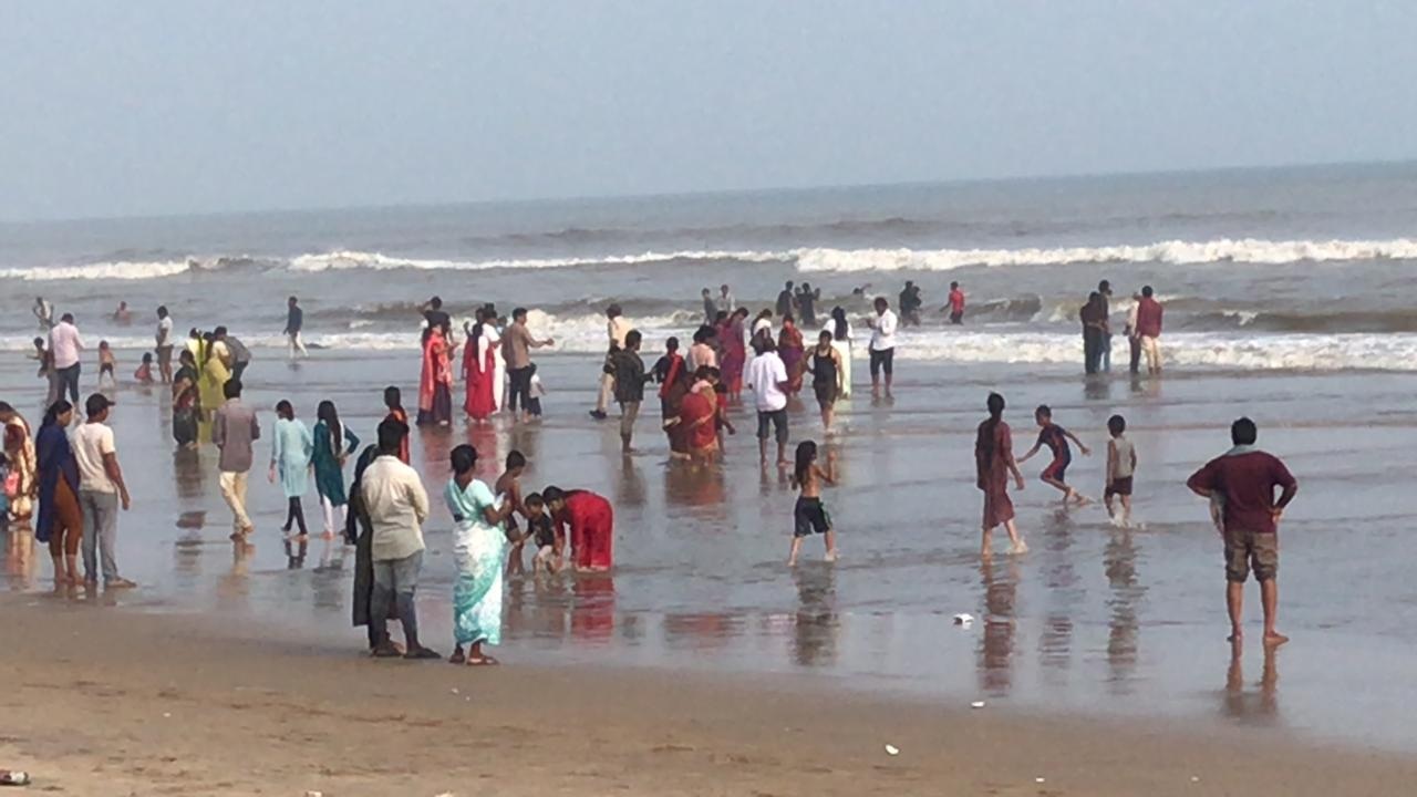 బీచ్‌ వద్ద పర్యాటకుల సందడి
