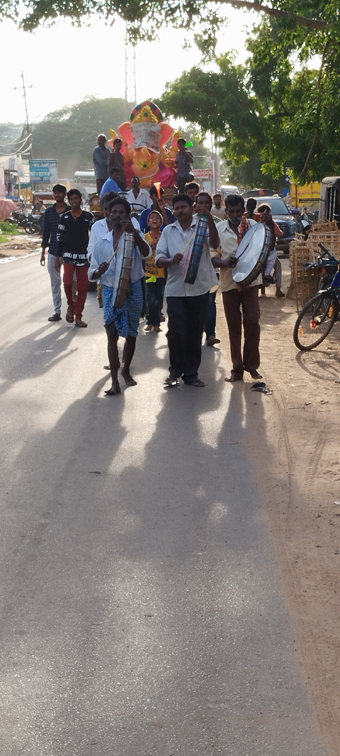 వాహనాల్లో తరలి వెళుతున్న గణేష్‌ విగ్రహాలు