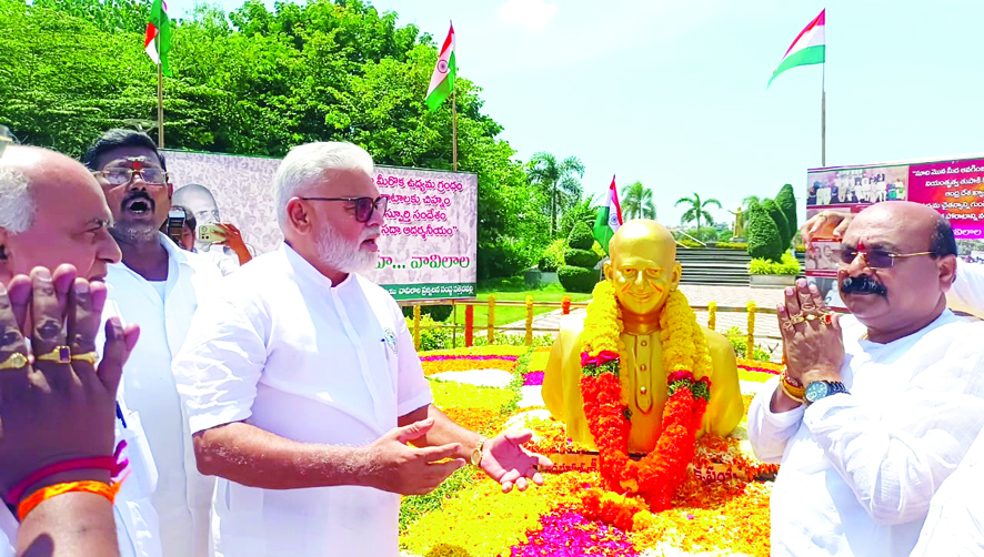 వావిలాల విగ్రహానికి నివాళులు అర్పిస్తున్న మంత్రి అంబటి రాంబాబు