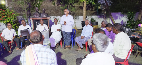 గంగవరంలో జరిగిన రౌండ్‌టేబుల్ సమావేశంలో మాట్లాడుతున్న వై.సిద్దయ్య