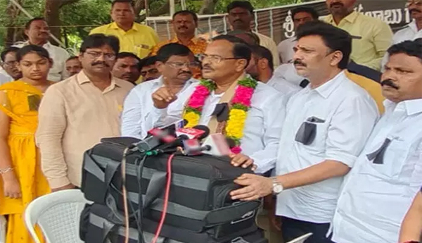 /BRS-leader-Motkupalli-protests-Chandrababu's-arrest