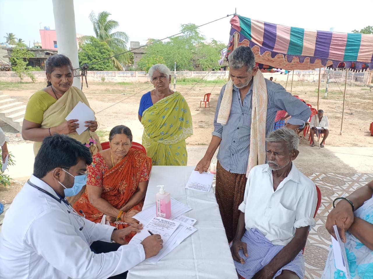 ఇడుపులపాడులో వైద్య పరీక్షలు చేస్తున్న వైద్యులు