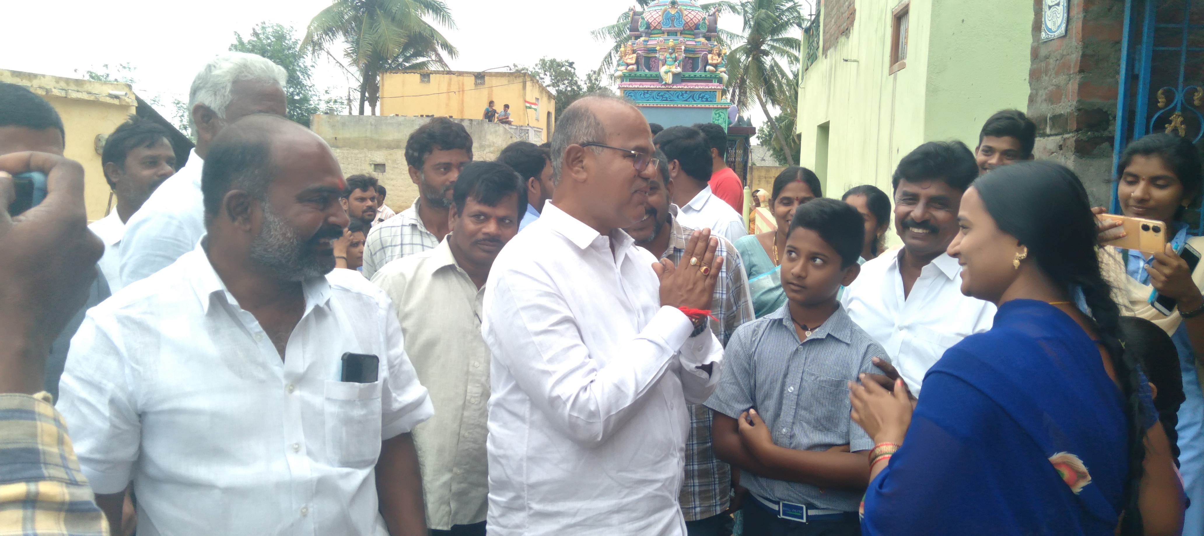 గడపగడపకూ కార్యక్రమంలో ఎమ్మెల్యే చింతల రామచంద్రారెడ్డి