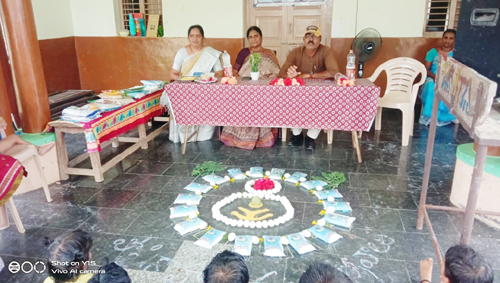 ఎడారిపల్లిలో మాట్లాడుతున్న ఎంపిడిఓ ప్రద్యుమ్నకుమార్‌