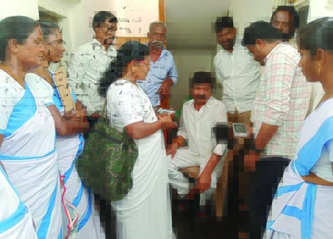 జగనన్న ఆరోగ్య సురక్షలో ఎమ్మెల్యేకు వైద్య పరీక్షలు