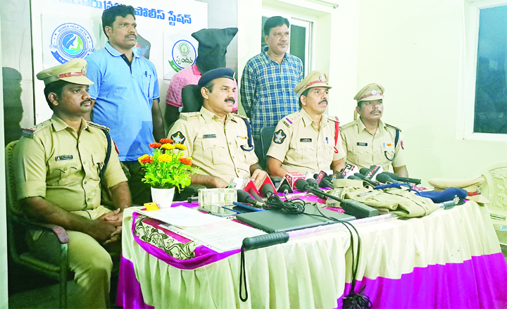 నకిలీ డీఎస్‌పీ అరెస్టు