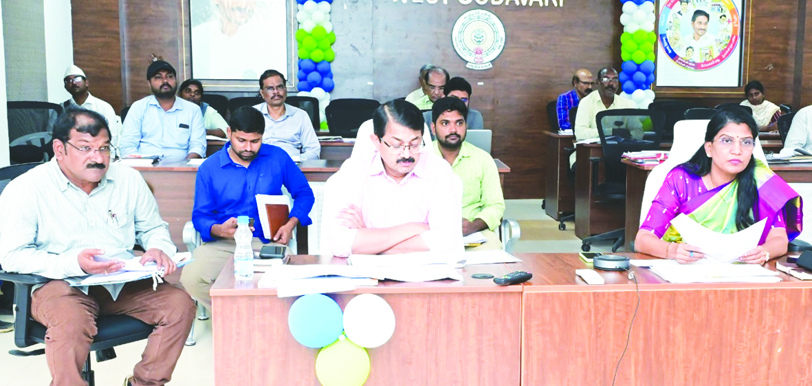 అధికారులు సమిష్టిగా కృషి చేయాలి : కలెక్టర్‌