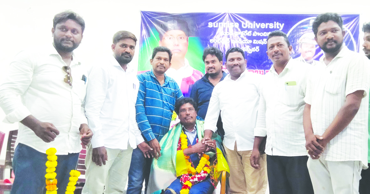 డాక్టరేట్‌ గ్రహీత నిరీక్షణరాజుకు ఘన సత్కారం