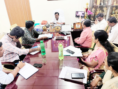 సిబ్బందిని ఉద్దేశించి మాట్లాడుతున్న విద్యుత్‌ ఎస్‌ఇ రమణ