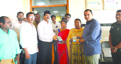 పిఒఎస్‌ మిషన్లు అందజేస్తున్న కలెక్టర్‌ విజయ్ రామరాజు