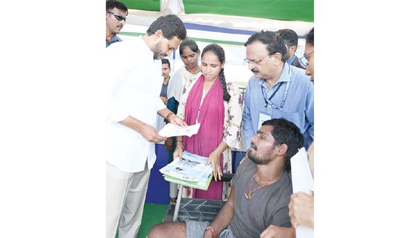 అనారోగ్య బాధితులకు రూ.4 లక్షల ఆర్థిక సాయం