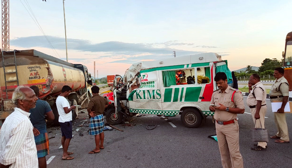 రక్తమోడిన రహదారులు - వేర్వేరు ప్రమాదాల్లో తొమ్మిది మంది మృతి