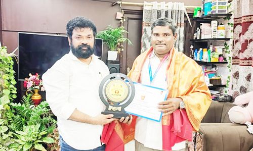 పేరిరెడ్డిని సత్కరిస్తున్న ఎంపి నందిగం సురేష్‌