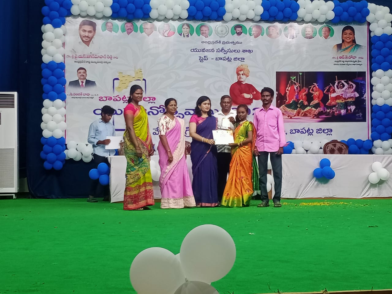 బాపట్లలో బహుమతి అందుకుంటున్న మాన్యత