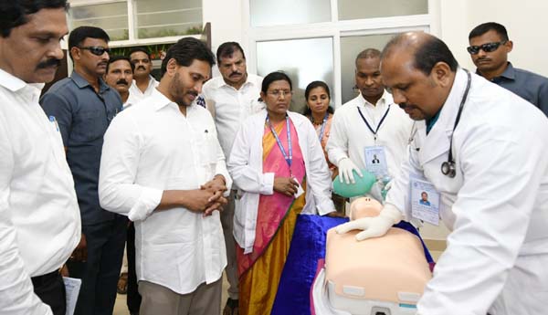    విద్యార్థులతో కలిసి ఫొటో దిగిన సిఎం జగన్‌