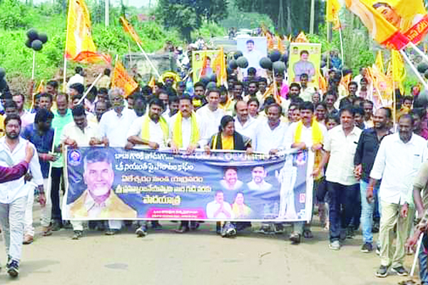 కొనసాగుతున్న టిడిపి దీక్షలు