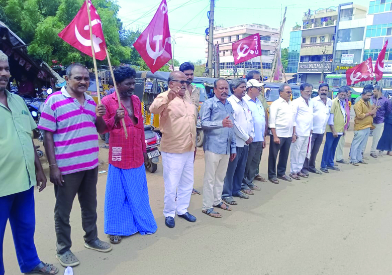 అంగన్‌వాడీ కార్మికులపై దమన కాండ