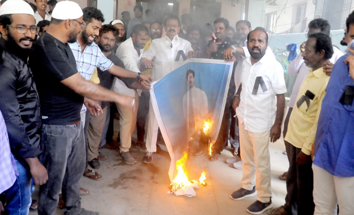 సిఎం ఫ్లెక్సీ దగ్ధం
