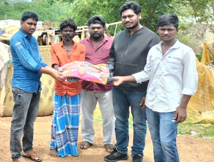 పేదలకు దుప్పట్లు పంపిణీ