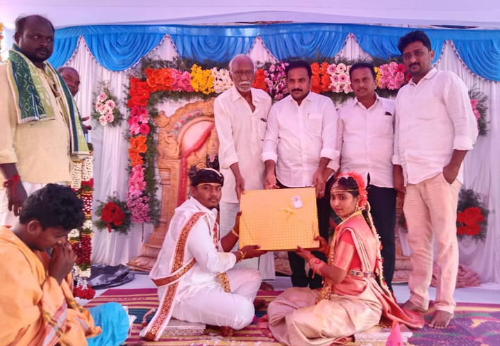వధూవరులకు ఆశీర్వాదం