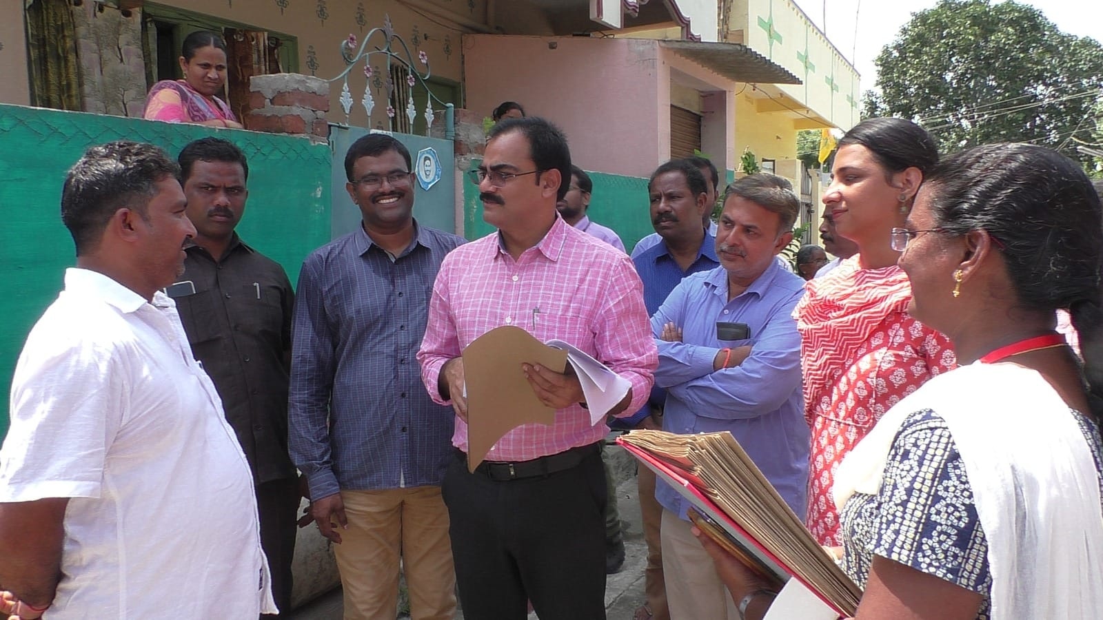 ఓటర్ల వద్దకు జిల్లా కలెక్టర్‌