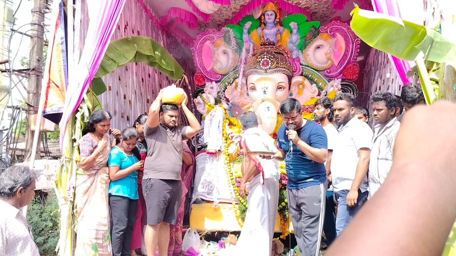 'గోవింద కోటి' పుస్తకాల పంపిణీ