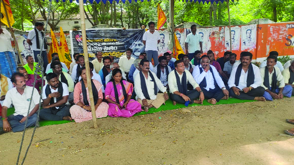 రిలే నిరాహార దీక్షచేపట్టిన టిడిపి నాయకులు